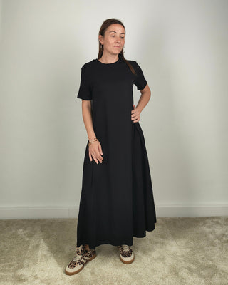 Modella indossa Abito T-shirt Lungo in Cotone