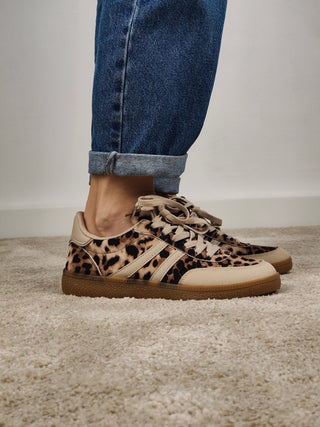 Modella indossa Sneakers Copenaghen Leo