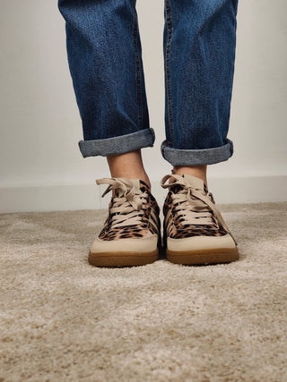 Modella indossa Sneakers Copenaghen Leo