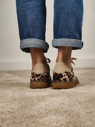 Modella indossa Sneakers Copenaghen Leo