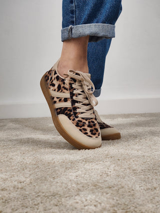 Modella indossa Sneakers Copenaghen Leo