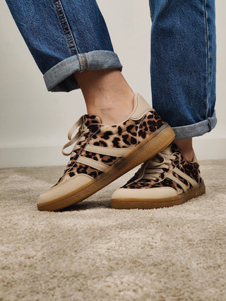 Modella indossa Sneakers Copenaghen Leo