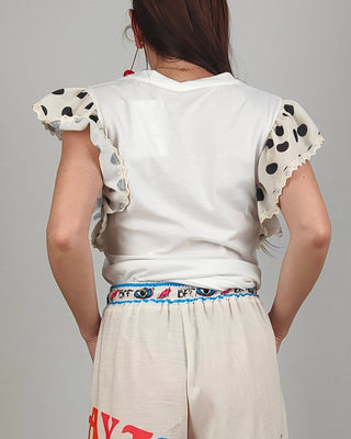 Modella indossa T-shirt con Volant Heart