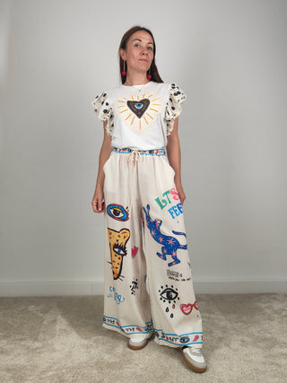 Modella indossa T-shirt con Volant Heart