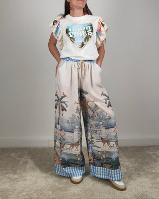 Modella indossa Pantalone Misto Lino Africa