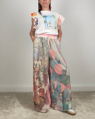 Modella indossa T-shirt con Volant Beverly Hills