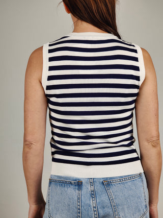 Modella indossa Canotta a Righe in Maglia di Cotone