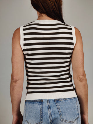 Modella indossa Canotta a Righe in Maglia di Cotone