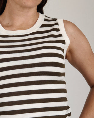Modella indossa Canotta a Righe in Maglia di Cotone