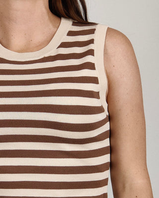 Modella indossa Canotta a Righe in Maglia di Cotone