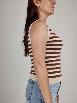 Modella indossa Canotta a Righe in Maglia di Cotone