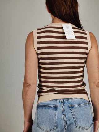 Modella indossa Canotta a Righe in Maglia di Cotone