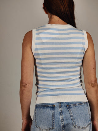 Modella indossa Canotta a Righe in Maglia di Cotone