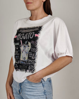 Modella indossa T-shirt Mojito