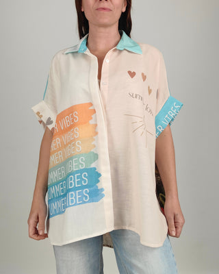 Modella indossa Camicia Over Summer Lovin