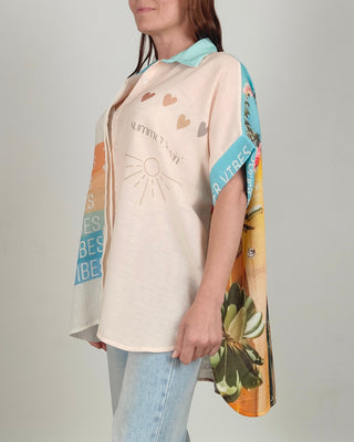 Modella indossa Camicia Over Summer Lovin