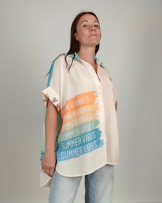 Modella indossa Camicia Over Summer Lovin