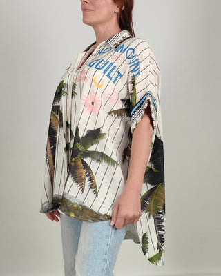 Modella indossa Camicia Over Guilt