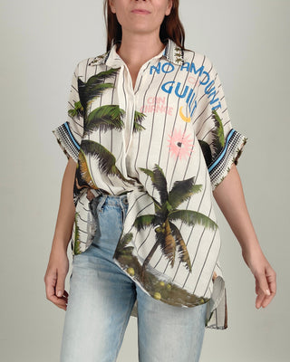 Modella indossa Camicia Over Guilt