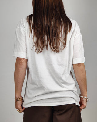 Modella indossa T-shirt "Croissant Mood"