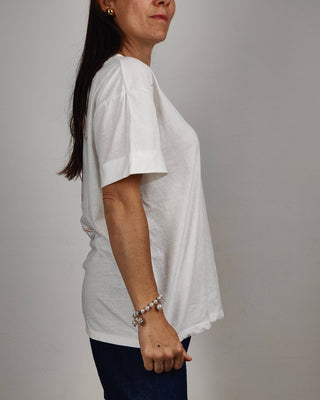 Modella indossa T-shirt "Sprits Time"