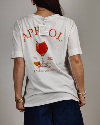 Modella indossa T-shirt "Sprits Time"
