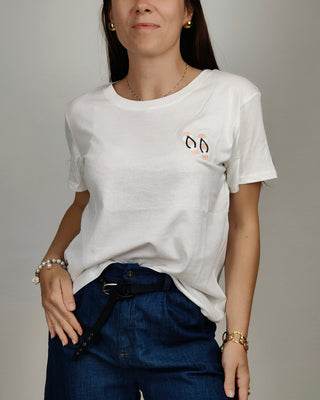Modella indossa T-Shirt Infradito