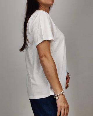 Modella indossa T-Shirt Los Angeles