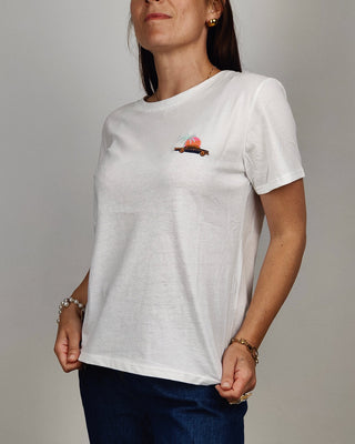 Modella indossa T-Shirt Los Angeles