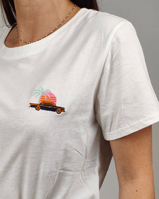 Modella indossa T-Shirt Los Angeles