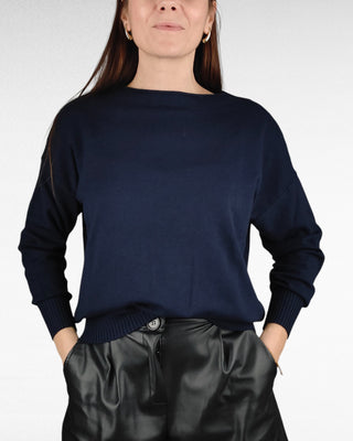 Maglione con collo a barchetta, dal design rilassato con spalla scesa per un tocco casual-chic. Il fondo e i polsini sono rifiniti con una fascia elastica che dona struttura al capo, garantendo una vestibilità comoda e femminile. Perfetto per completare look quotidiani con stile.