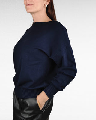 Maglione con collo a barchetta, dal design rilassato con spalla scesa per un tocco casual-chic. Il fondo e i polsini sono rifiniti con una fascia elastica che dona struttura al capo, garantendo una vestibilità comoda e femminile. Perfetto per completare look quotidiani con stile.