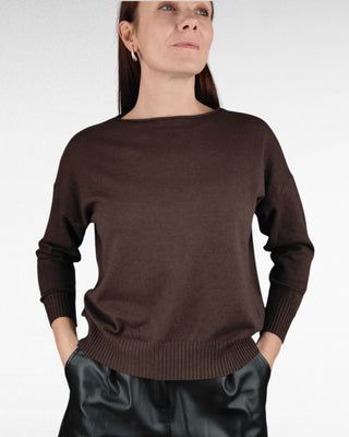 Maglione con collo a barchetta, dal design rilassato con spalla scesa per un tocco casual-chic. Il fondo e i polsini sono rifiniti con una fascia elastica che dona struttura al capo, garantendo una vestibilità comoda e femminile. Perfetto per completare look quotidiani con stile.