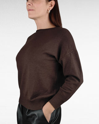 Maglione con collo a barchetta, dal design rilassato con spalla scesa per un tocco casual-chic. Il fondo e i polsini sono rifiniti con una fascia elastica che dona struttura al capo, garantendo una vestibilità comoda e femminile. Perfetto per completare look quotidiani con stile.