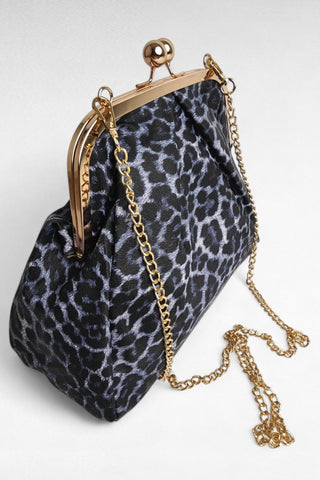 Elegante clutch in ecopelle con fantasia animalier, perfetta per aggiungere un tocco grintoso a qualsiasi outfit. La chiusura in metallo dorato dona un accento raffinato, mentre la possibilità di aggiungere la tracolla la rende versatile per un uso sia a mano che a spalla. Un accessorio di tendenza, ideale per completare look sia da giorno che da sera.