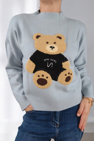 Maglione a collo lupetto con ricamo frontale raffigurante un orso decorato. Un capo caldo e originale, perfetto per aggiungere un tocco giocoso e invernale al tuo guardaroba.