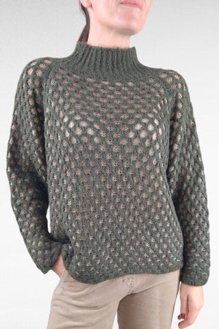 Maglione a collo lupetto con vestibilità squadrata e spalla raglan, che dona un tocco casual e moderno. Realizzato in tessuto caldo e morbido, perfetto per la stagione invernale.