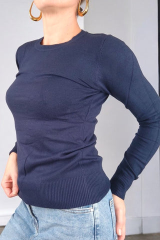 Maglione girocollo di peso medio, ideale per la mezza stagione e perfetto anche come sottogiacca. La vestibilità slim si adatta perfettamente alla silhouette, ma grazie al tessuto elasticizzato risulta comodo anche fino alla taglia 46.