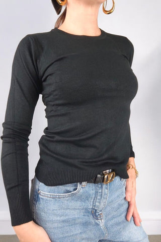 Maglione girocollo di peso medio, ideale per la mezza stagione e perfetto anche come sottogiacca. La vestibilità slim si adatta perfettamente alla silhouette, ma grazie al tessuto elasticizzato risulta comodo anche fino alla taglia 46.