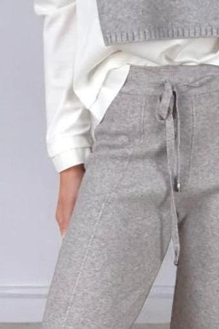 Pantalone in maglia con coulisse regolabile in vita, per un comfort su misura. Modello a palazzo con una tasca posteriore sul lato destro, ideale per uno stile casual e raffinato.