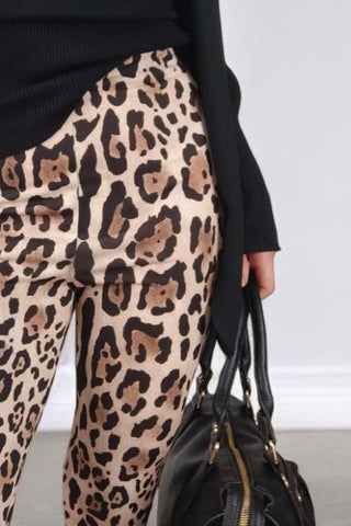 Leggings in fantasia animalier, realizzati in tessuto elasticizzato per garantire massimo comfort e libertà di movimento. Vita alta che valorizza la silhouette e assicura una vestibilità perfetta.