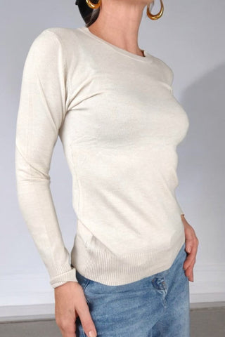 Maglione girocollo di peso medio, ideale per la mezza stagione e perfetto anche come sottogiacca. La vestibilità slim si adatta perfettamente alla silhouette, ma grazie al tessuto elasticizzato risulta comodo anche fino alla taglia 46.