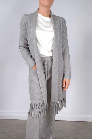 Cardigan in maglia, caratterizzato da due comode tasche frontali e frange sul fondo. Il taglio aperto, senza bottoni, offre una vestibilità fluida e versatile, perfetta per completare i tuoi look.Perfettamente abbinabile al pantalone Karina