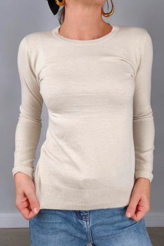 Maglione girocollo di peso medio, ideale per la mezza stagione e perfetto anche come sottogiacca. La vestibilità slim si adatta perfettamente alla silhouette, ma grazie al tessuto elasticizzato risulta comodo anche fino alla taglia 46.