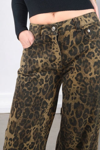 &nbsp;Jeans di tendenza della stagione, con gamba&nbsp; larga in fantasia animalier a vita alta. Chiusura con bottoni e zip, e tasche laterali.&nbsp;