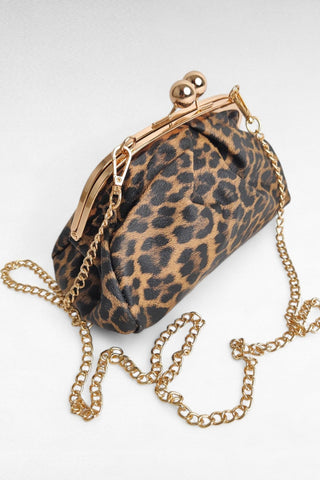 Elegante clutch in ecopelle con fantasia animalier, perfetta per aggiungere un tocco grintoso a qualsiasi outfit. La chiusura in metallo dorato dona un accento raffinato, mentre la possibilità di aggiungere la tracolla la rende versatile per un uso sia a mano che a spalla. Un accessorio di tendenza, ideale per completare look sia da giorno che da sera.