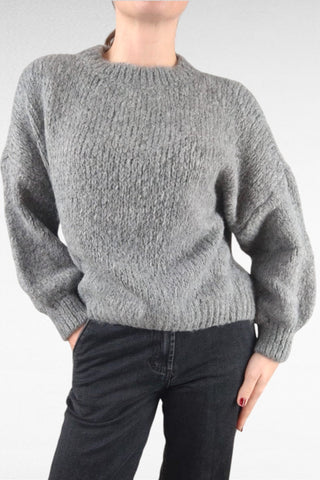 Maglione girocollo realizzato in tessuto morbido e caldo, con maniche leggermente a sbuffo e polsini aderenti. Un capo versatile e raffinato, ideale per aggiungere un tocco di eleganza ai look quotidiani.