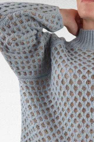 Maglione a collo lupetto con vestibilità squadrata e spalla raglan, che dona un tocco casual e moderno. Realizzato in tessuto caldo e morbido, perfetto per la stagione invernale.