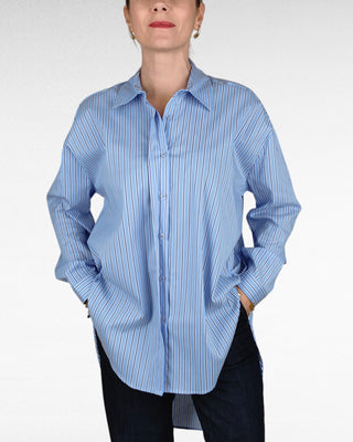 Camicia over con colletto classico, con un taglio moderno e versatile. Il design più lungo sul retro, rendendolo ideale per creare outfit casual o più eleganti.&nbsp;