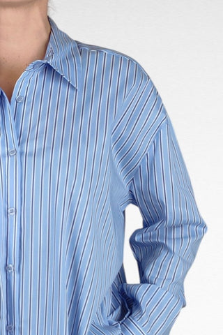 Camicia over con colletto classico, con un taglio moderno e versatile. Il design più lungo sul retro, rendendolo ideale per creare outfit casual o più eleganti.&nbsp;